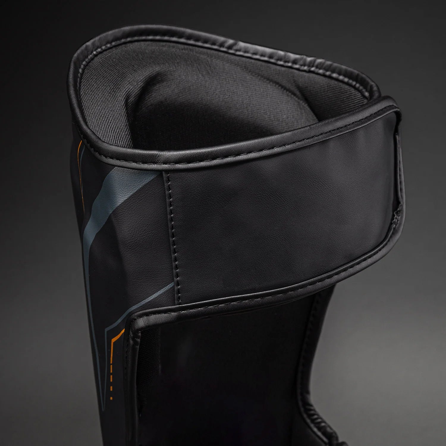 Espinilleras Venum Streamline - Negro/Oro