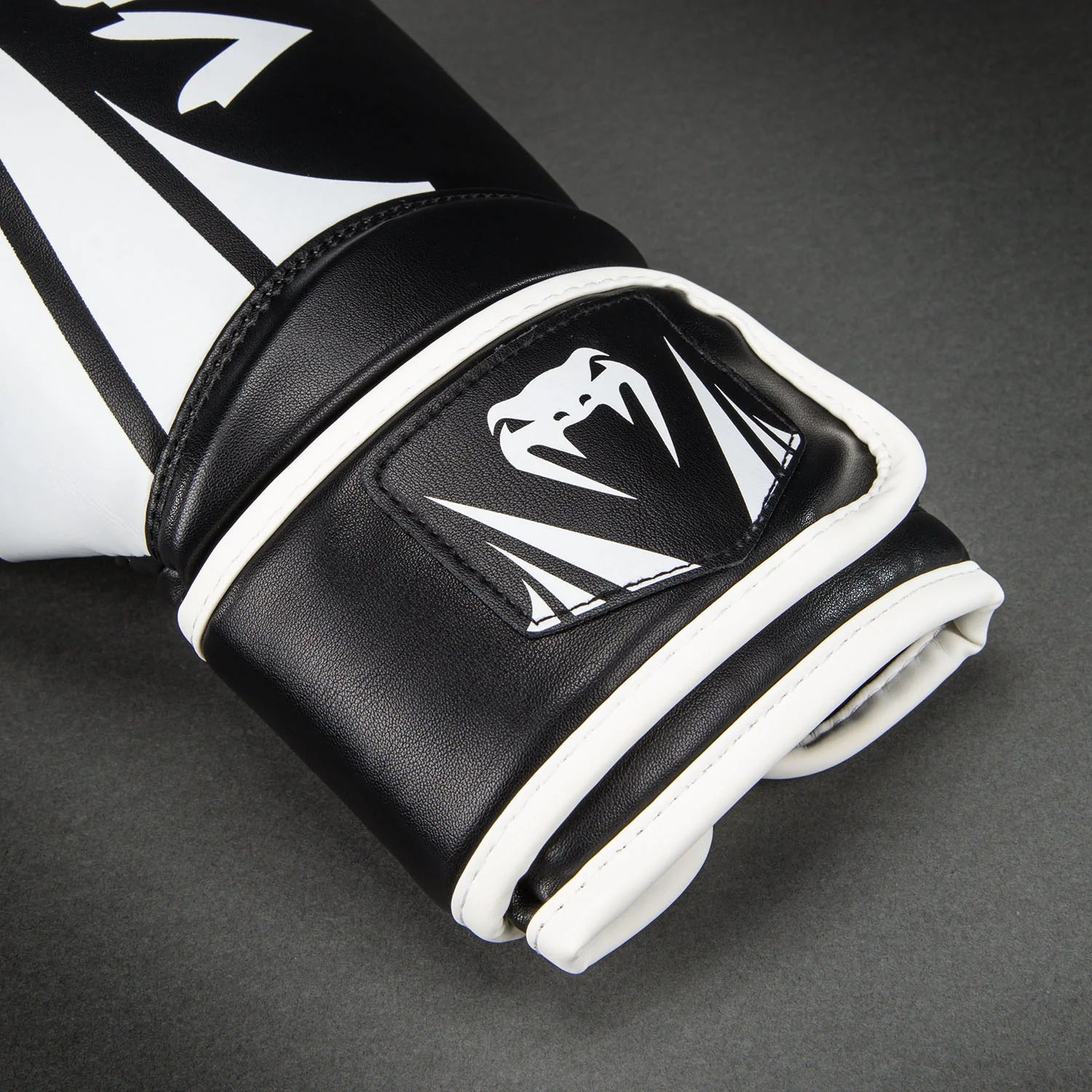 Guantes de boxeo Venum Challenger 2.5 – Negro/Blanco