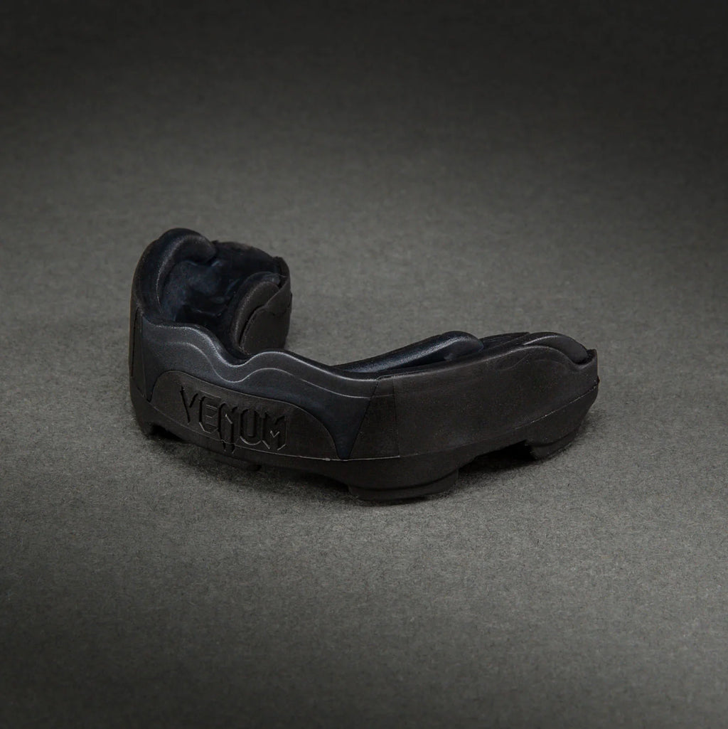 Protector bucal Venum Predator – Negro/Negro/Rojo