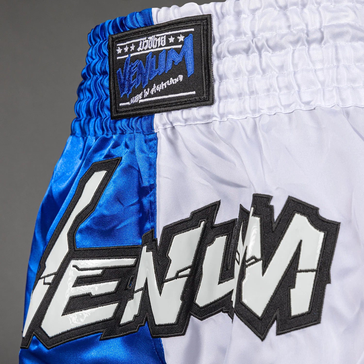 Shorts de Muay Thai Venum Inferno 2.0 - Blanco/Azul