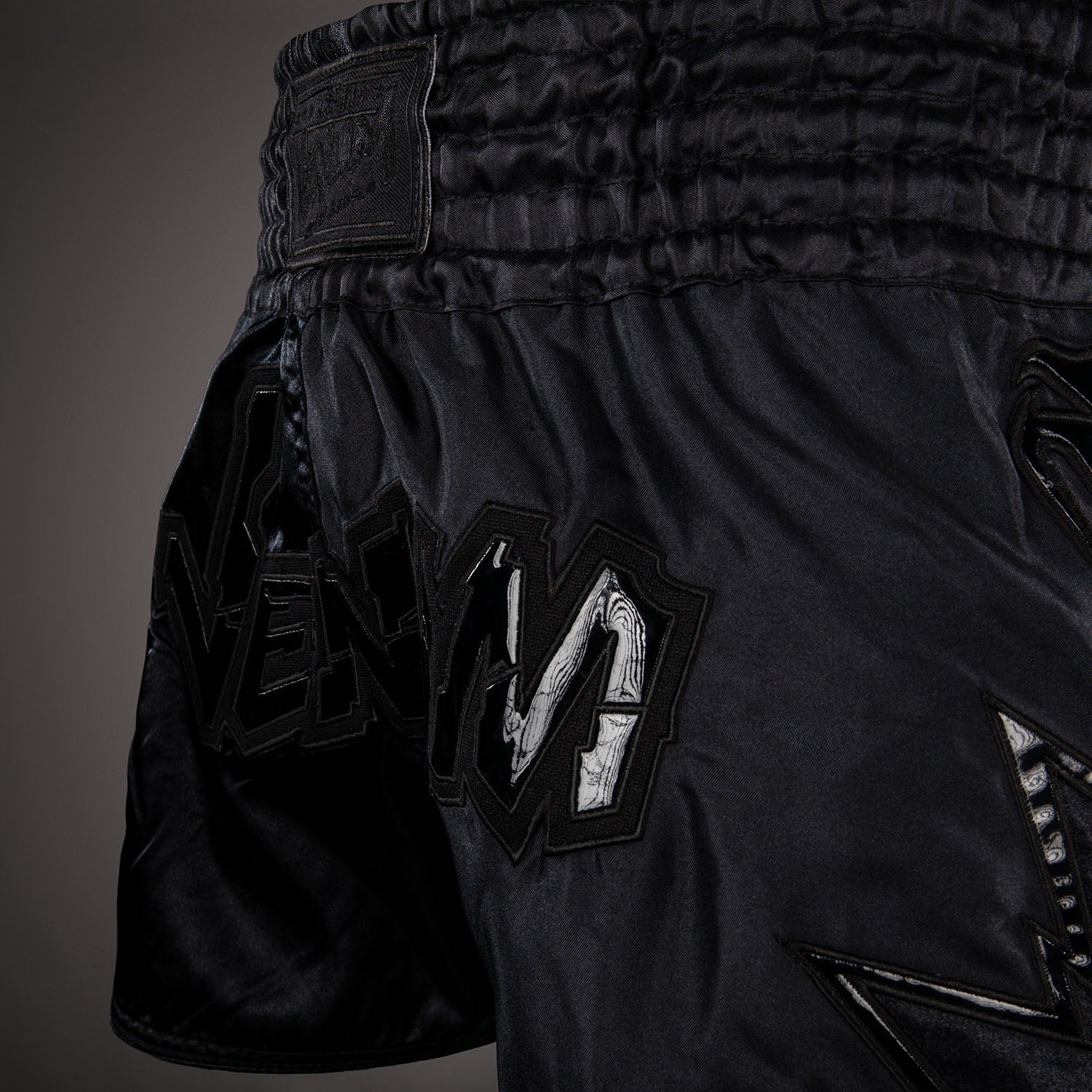 Shorts de Muay Thai Venum Inferno 2.0 - Negro/Gris
